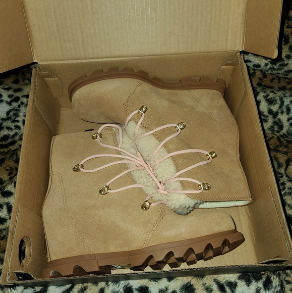 Sorel Boots - Picture 6 of 16